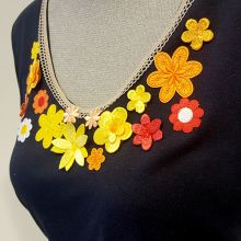 Blumen Applikation auf Shirt